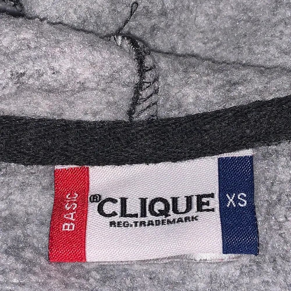 Grå hoodie som är använd många gånger men har ändå hyfsat skick. Hoodien är i st SX och jag säljer på grund av att den är för liten på mig.💓💓. Hoodies.