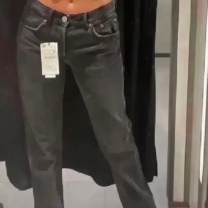 Zara jeans - Säljer dessa populära zara jeans eftersom de är för små för mig,prislappen kvar!  (Tredje bilden lånad💗)