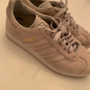 Adidas Gazelle  - Fina men använda beiga/gråa adidas, storlek 36