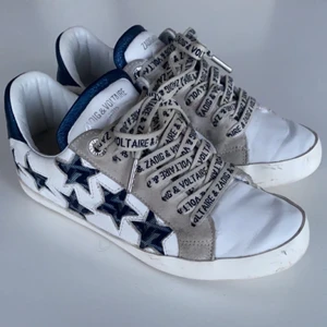 Zadig & Voltaire skor - Säljer nu mina Zadig ”used star sneakers” jag köpte i somras. De är i väldigt bra skick då jag inte använd dem speciellt mycket. Jag har box och dustbag och köpte dem på zadigs hemsida så har inget fysiskt kvitto. Skorna är true to size, skickar fler bilder vid behov. Köpare står för frakt. Orginalpris 275€❤️❤️ priset kan diskuteras 