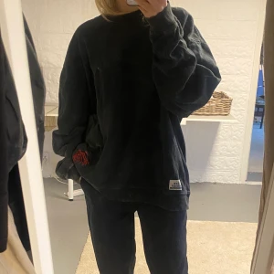Oversize sweatshirt med broderi 🧵 💙 - Säljes denna marinblåa sweatshirten från WeekdayxLee 💙 Super härlig som man bara drunknar i! 🏊🏼‍♀️ 