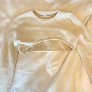 En croppad mjuk krämfärgad tröja från Zara i storlek M. Använd vid ett enda tillfälle. 