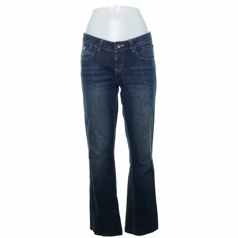 Säljer mina skitsnygga Low Waist Jeans med en lätt bootcut köpta på Sellpy men är från ESMARA. Är i 38 (passar S/M). Älskar dom super mycket men har för många jeans så måste sälja av mig☺️ SKRIV FÖR BILDER. Jeans & Byxor.
