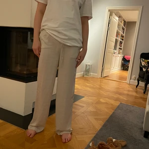 Helt oanvända byxor från hm - As coola byxor från hm helt oanvända! Köpte i somras men ville ej ha de! Lapp sitter kvar!!