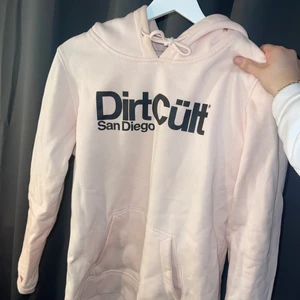 Dirtcult hoodie - Säljer pga inte min stil längre.  Dam L (små i storlekarna)