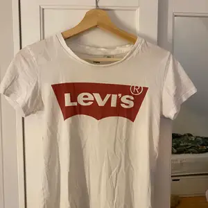 En fin o klassisk Levi's t-shirt. Väldigt bra skick, inga gula fläckar som ibland förekommer på vita t-shirts men inga här på. Storlek XXS.