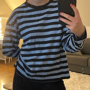 Tröja - Snygg randig tröja i svart & blått från monki💙🖤 en populär tröja men kommer tyvärr inte till användning hos mig längre… 