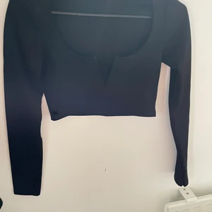 Jättefin svart topp  - Så snygg topp från Nelly med en liten slits vid bysten, sitter jätte snyggt på☺️