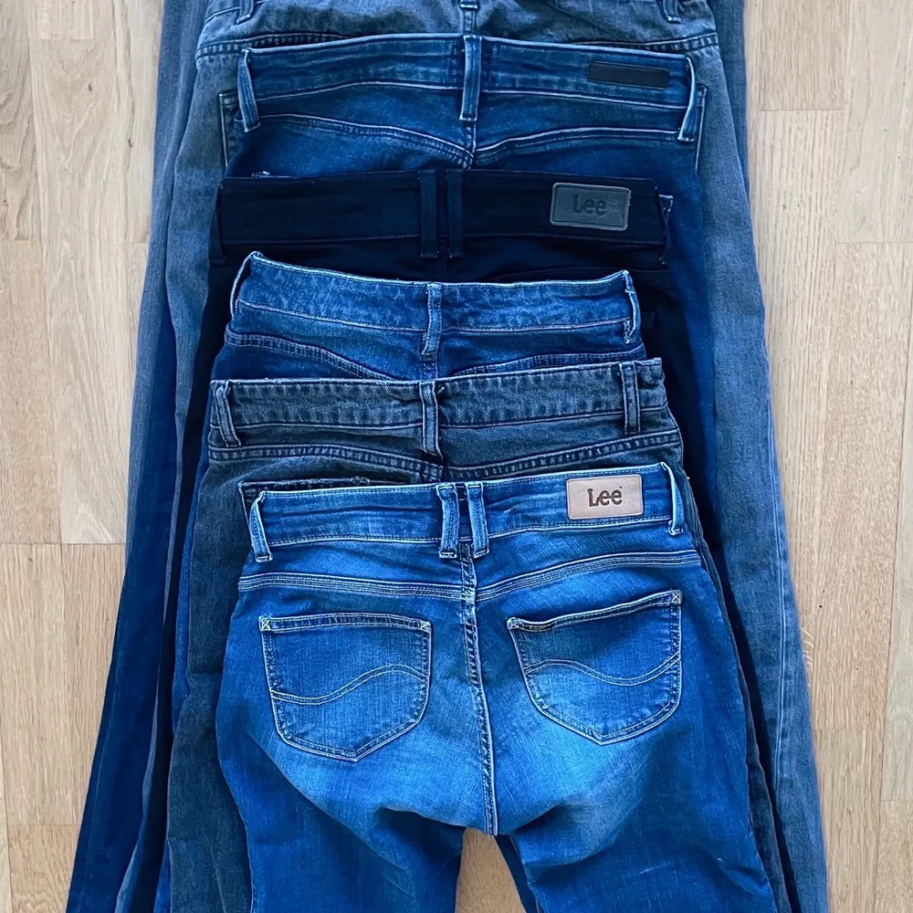 Säljer massa lågmidjade bootcut jeans men har även några som är stright. Blandade storlekar från M-XS och priserna ligger runt 400-600. DM:a för frågor. bilder kommer läggas upp inom de närmsta dagarna. Blandade märken LEE, ACNE. . Jeans & Byxor.