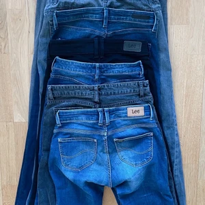 Lågmidjade bootcut - Säljer massa lågmidjade bootcut jeans men har även några som är stright. Blandade storlekar från M-XS och priserna ligger runt 400-600. DM:a för frågor. bilder kommer läggas upp inom de närmsta dagarna. Blandade märken LEE, ACNE. 