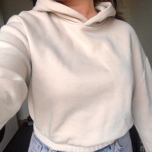 Zara hoodie - Otroligt mjuk och bekväm hoodie från Zara. Hoodien är ljusbeige med en rymlig luva. Väldigt stretchig och rymlig och passar därför alla från XS-M men är köpt i storlek S. Endast använd en gång🌟