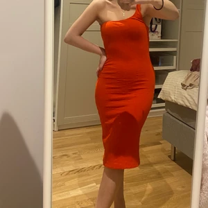 Klänning från ZARA  - Röd klänning i fint skick, endast använd 1 gång 