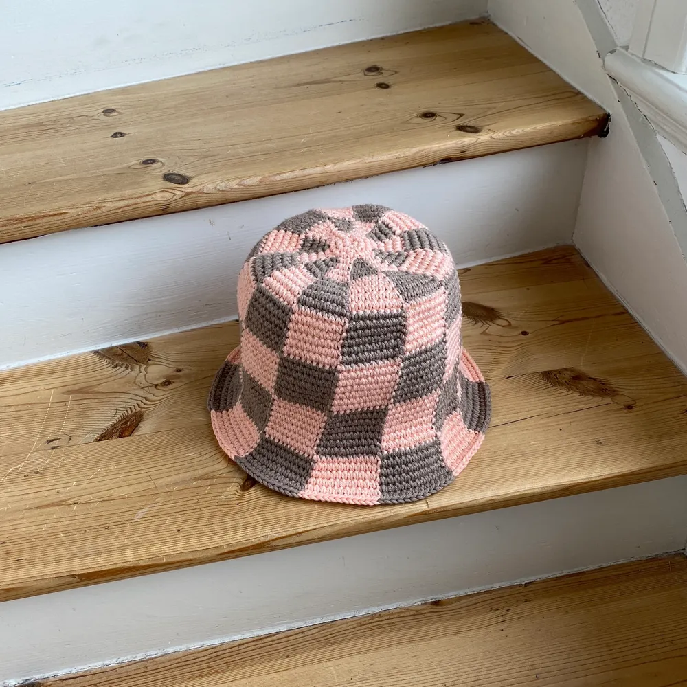 Handvirkad bucket hat 100 % cotton. Köparen står för frakt.. Accessoarer.