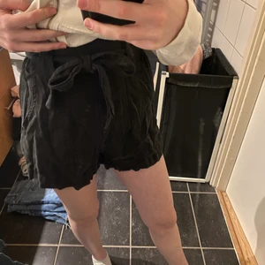 Svarta shorts - Svarta shorts i loose modell, köpta på hm i storlek 34. Väldigt skrynkliga men stryks såklart innan de skickas.