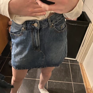 Blå kjol - Blå jeanskjol köpt på cubus i storlek m.