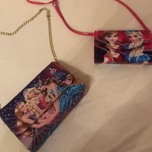 Väskor  - Dessa två väskor är gjorda för barn och är jätte söta! Dessa är även använda ändast 1 gång! Jag tar även 80 för båda! (Möts ändast i Eskilstuna)