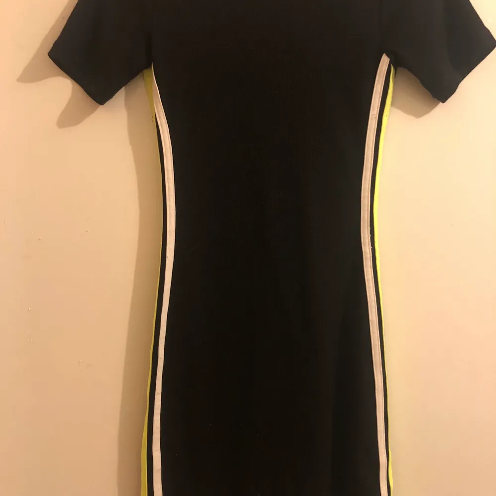 Säljer denna fina svarta klänningen ifrån hm med tajt passform🤍 Klänningen har ribbat skönt material, den är relativt använd men den är fortfarande i väldigt bra skick!💞 Storleken är 32/xxs men den passar även 34/xs eller 36/s eftersom att materialet är stretchigt💗. Klänningar.