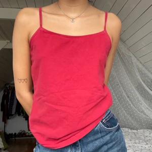 Hallonrött linne❤️ - Klassiskt linne som passar till allt! Fint men använt skick, inga hål eller lösa sömmar. Säljer då jag inte använder det längre💖 Passar S-M, står 40 i storlek men jag brukar bära s. Frakt ingår😉