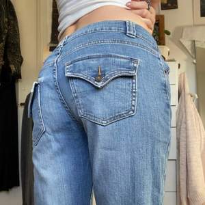 Superfina låga jeans med ascoola fickor! använda men fortfarande bra skick! Midjemått:75cm, innerben: 78cm❤️