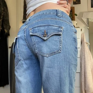 lågmidjade jeans - Superfina låga jeans med ascoola fickor! använda men fortfarande bra skick! Midjemått:75cm, innerben: 78cm❤️