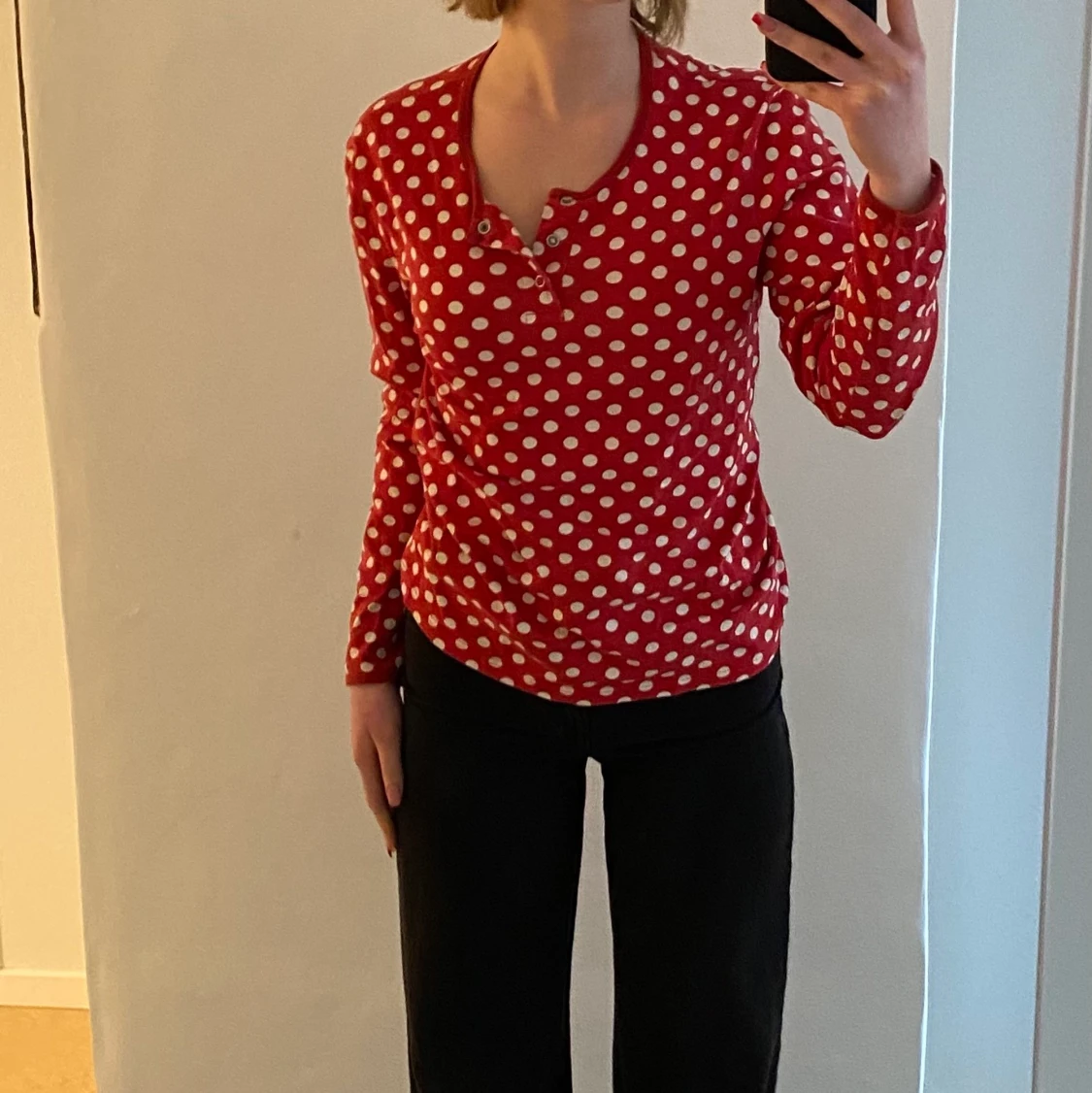 Långärmad röd, vit prickig tröja - 90