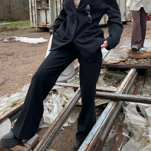 LILY OF THE VALLEY- SVARTA BYXOR  - As snygga svarta kostymbyxor 🤎