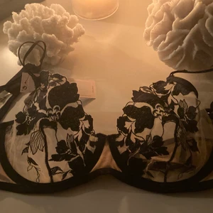 Spets BH - Ny spets BH från Lindex, storlek 75B med prislapp kvar. Säljer då det är fel storlek!