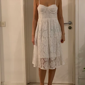 Cute sommarklänning - Vit spetsklänning, liten vid bysten