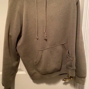 Grön bik bok hoodie  - Detta är en äldre variant av bik bok hoodien.. dem är lite mindre och är i en ljusare färg .. denna är super mysig och passar till allt .. den har två små fläckar men ingen som syns 