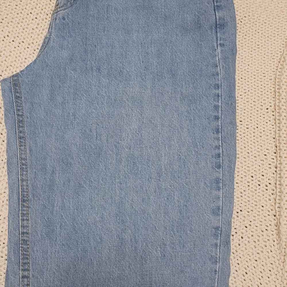 Ljusblåa jeans i storlek M. Är i bra skick användes några gånger. Köptes 1 år sen.. Jeans & Byxor.