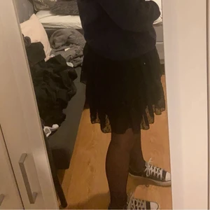 Svart volang kjol i strl S! - DEN FINNS KVAR! Jätteskön kjol som bara är använd 1 gång. Frakt tillkommer. Kom privat för mer bilder😊 