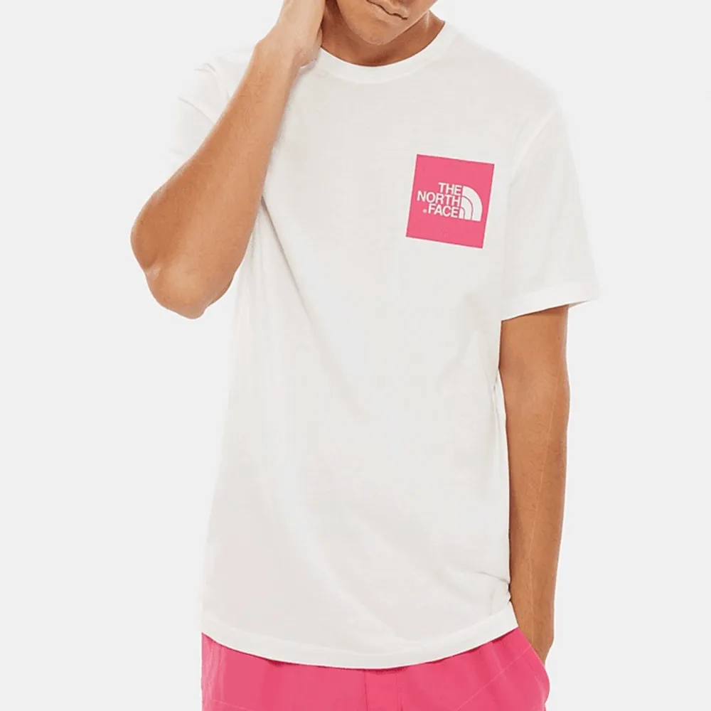 Vit t-shirt med rosa logga från The north face🌟 Herr storlek S men passar alla beroende på hur man vill att den ska sitta (jag är storlek s/m och passar mig oversized). Jättebra skick, inga defekter. T-shirts.