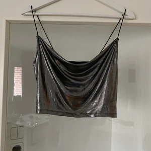 Croppad topp H&M S - Croppad topp från H&M.