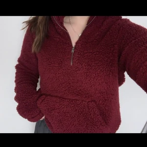 Hollister tröja storlek S - Varm och mjuk tröja i bra skick. Säljer pga den inte längre kommer till användning