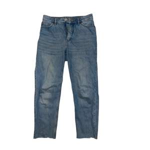 Blåa highwaisted jeans från monki i modellen taiki. Strl W27