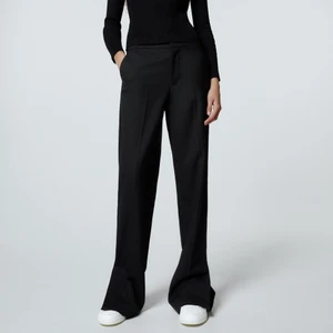 Lågmidjade kostymbyxor  - INTRESSEKOLL på mina snygga lågmidjade kostymbyxor från Zara i storlek S som är helt slutsålda i alla storlekar. De är i jätte fint skick och de är bara att skriva för fler bilder💞