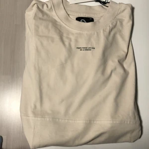 Beige tröja - Från lager 157, aldrig använd lappen e kvar. Den e xs men lite stor ändå. Pris kan diskuteras 