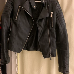 Skinn jacka  - Svart skinnjacka från tessie 600kr ny! Fint skick använd en vår/sommar 