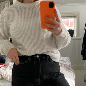 Vit stickad tröja  - Vit stickad tröja i bra skick, väl använd. 🤍