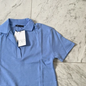 Blå klänning från Zara st M  - Handlade från Zara och fick hem en dubbel order+ behövde betala dubbelt pris+gick ej att lämna tillbaka. Kvitto går självklart att få se.  Frakten är gratis! Skulle eventuellt kunna mötas upp på vald plats i Nacka. 🌸mvh Arwen