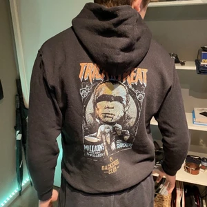 fruit of the loom hoodie - Hoodie från fruit of the loom m fett ballt tryck, bara att skriva för fler bilder ! 🖤 ⭐️ 