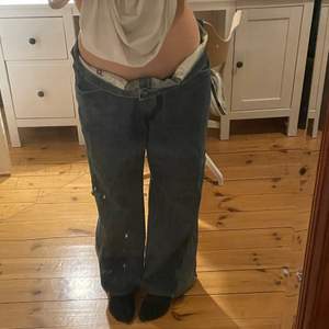 Fina vintage wrangler jeans i storlek XL, har vikt ner dem på bilden men man kan också ha skärp. Är ganska baggy på mig som vanligtvis har 29-31 i waist