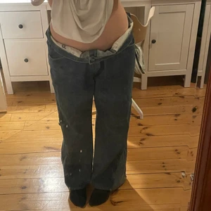 Wrangler jeans - Fina vintage wrangler jeans i storlek XL, har vikt ner dem på bilden men man kan också ha skärp. Är ganska baggy på mig som vanligtvis har 29-31 i waist