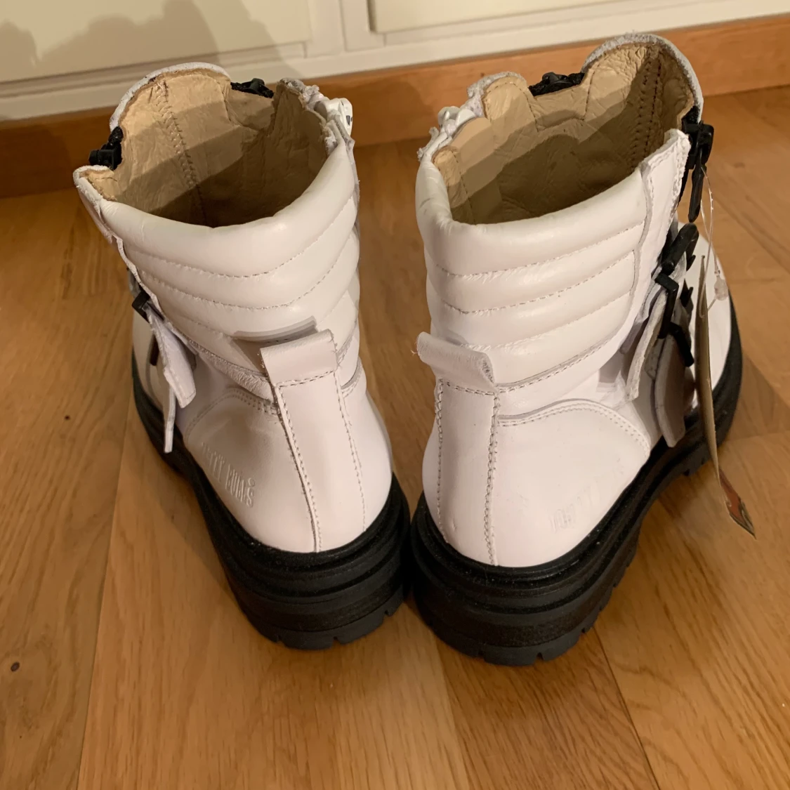 Vita Johnny Bulls ”low biker” oanvända - 90