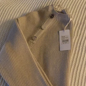 Stickad tröja - Helt oanvänd stickad tröja. Prislappen sitter kvar med nypris på 399. Strl M men jag har xs i vanliga fall 