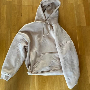 Hoodie - Säljer denna beiga hoodie från bikbok i strl L för 80kr💕 hoodien är i gott skick, köparen står för frakten 