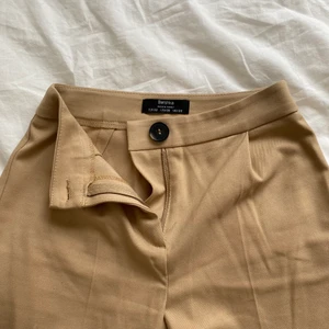 Beiga kostymbyxor stel 32 - Superfina kostymbyxor från bershka. Jättebra skick, aldrig använda. Säljer för 150kr + frakt. Skriv privat vid intresse eller frågor!✨💘