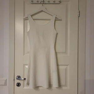 Klänning - Fin vit klänning, toppen skick.