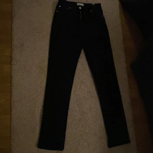 Svarta slitbyxor - Ett par svarta slitbyxor, bra skick. Säljer pga för stora. Från zara i storlek 36. Köparen står för frakten!!