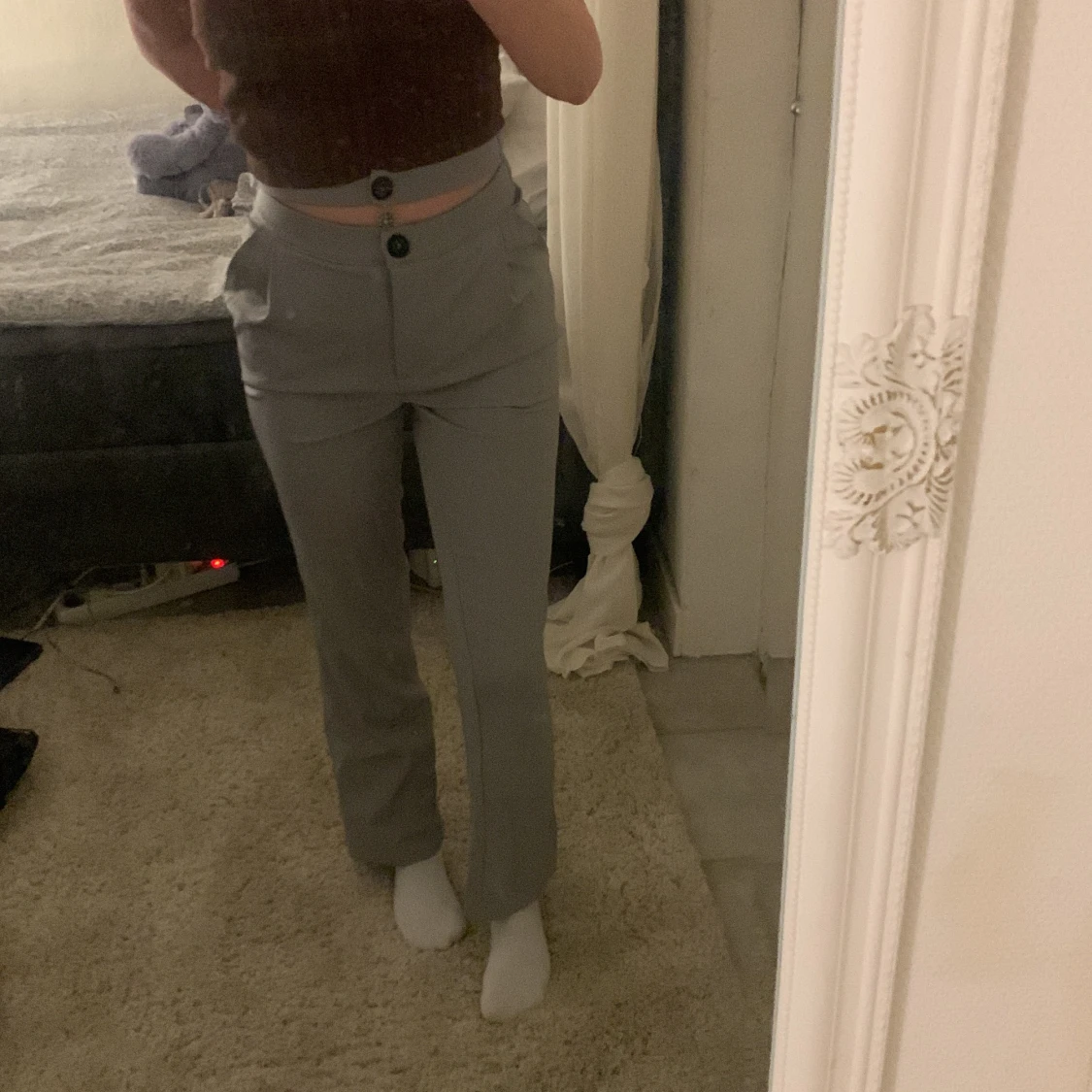 Gråa kostymliknande byxor